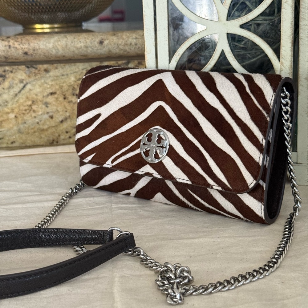 New TORY BURCH WILLA HAIRCALF CHAIN Wallet Crossbody In Zebra - Picture 4 of 11